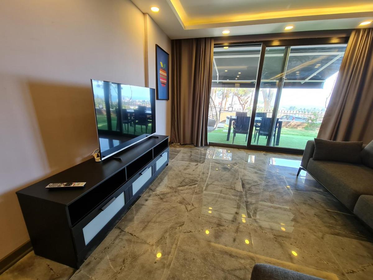 Oezel Havuz Ve Deniz Manzarali Yeni Villa Kuşadası